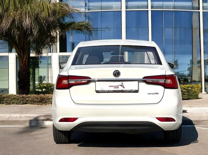 Подержанный MG 5 I Рестайлинг, 1.5 л, 2023 в Дубае от Andaleeb Cars Белый цвет. GCC | AUTO.AE