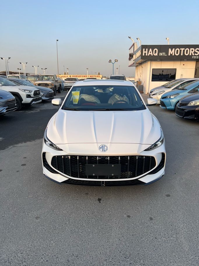 Новый MG 5 II Рестайлинг (GT), 1.5 л, 2025 в Дубае от Emirates Autos Белый цвет. Китайская | AUTO.AE