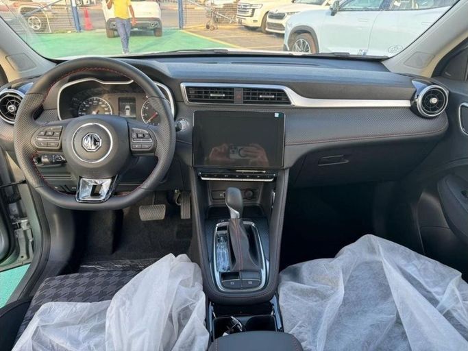 New MG ZS II Facelift, 1.5 l, 2025 in Dubai by Mohamed Hakim Motors, Silver color. GCC Specs | AUTO.AE