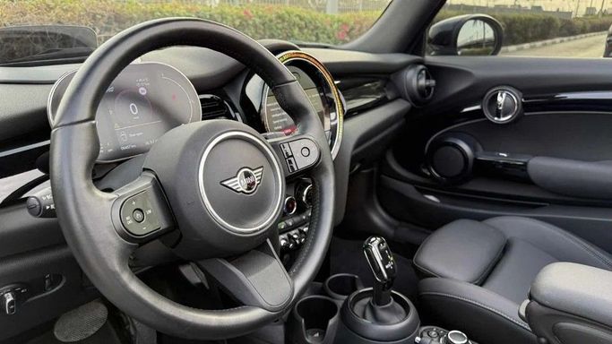 Подержанный MINI Cabrio IV, 2.0 л, 2024 в Дубае от Royal Motors Белый цвет. GCC | AUTO.AE