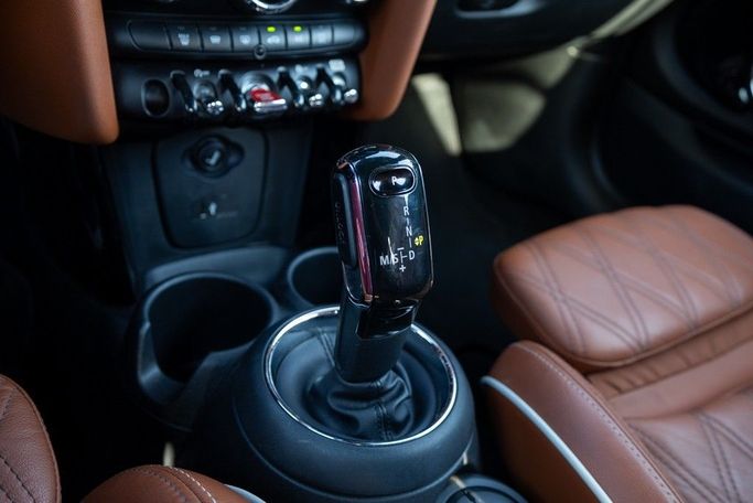 Подержанный MINI Cabrio Cooper III Рестайлинг, 1.5 л, 2020 в Дубае от Linda Cars Серый цвет. GCC | AUTO.AE