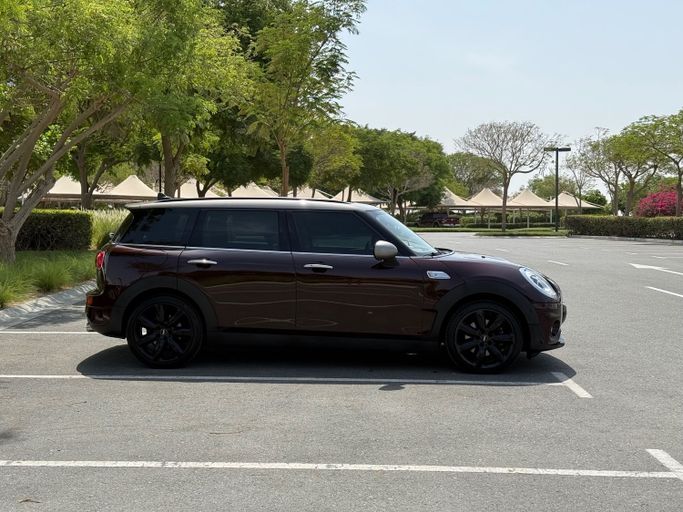 Подержанный MINI Clubman Cooper S II, 2.0 л, 2019 в Дубае Тёмно-бордовый цвет. GCC | AUTO.AE