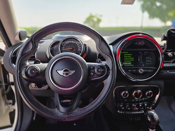 Used MINI Clubman Cooper S II, 2.0 l, 2017 in Dubai, Beige color. GCC Specs | AUTO.AE | Listing #269077