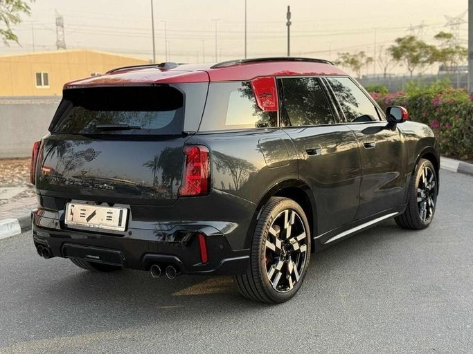 Подержанный MINI Countryman D III, 2.0 л, 2024 в Дубае от Royal Motors Черный цвет. GCC | AUTO.AE