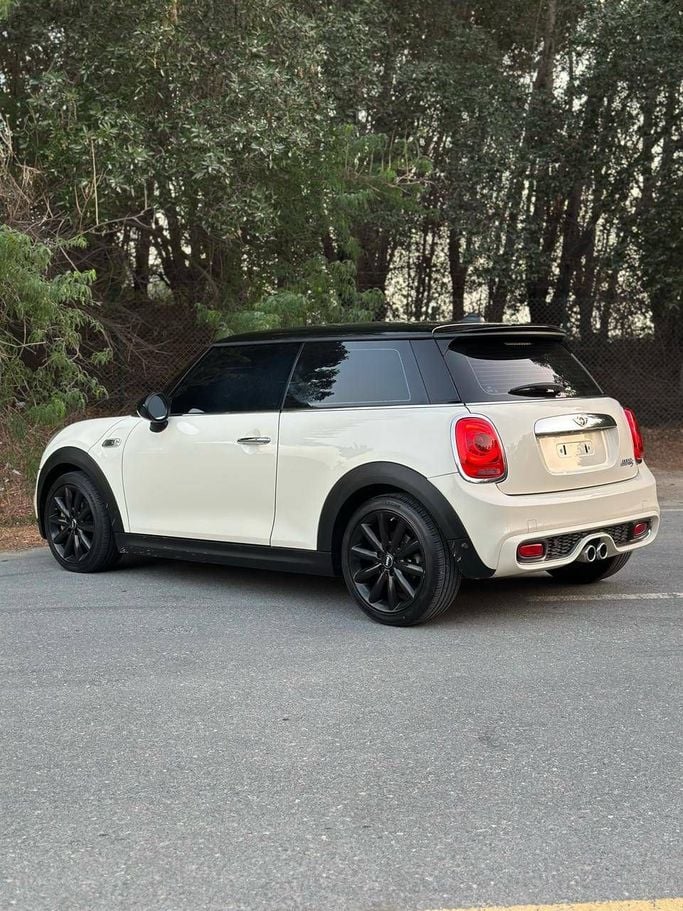 Подержанный MINI Countryman Cooper S II, 2.0 л, 2018 в Дубае от Alzahiah Cars Белый цвет. GCC | AUTO.AE