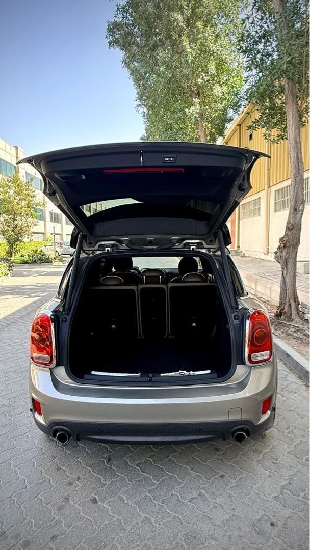 مستعملة ⁦MINI Countryman Cooper ثانياً، 1.5 l، 2018⁩ في في الإمارات, دبي من MASTER CARS USED CARS، اللون رمادي. مواصفات الخليج | AUTO.AE | إعلان #287324