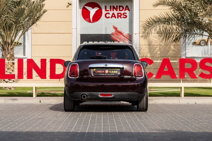 Подержанный MINI Hatch Cooper III (F55/F56) Рестайлинг, 1.5 л, 2019 в Дубае от Linda Cars Бордовый цвет. GCC | AUTO.AE