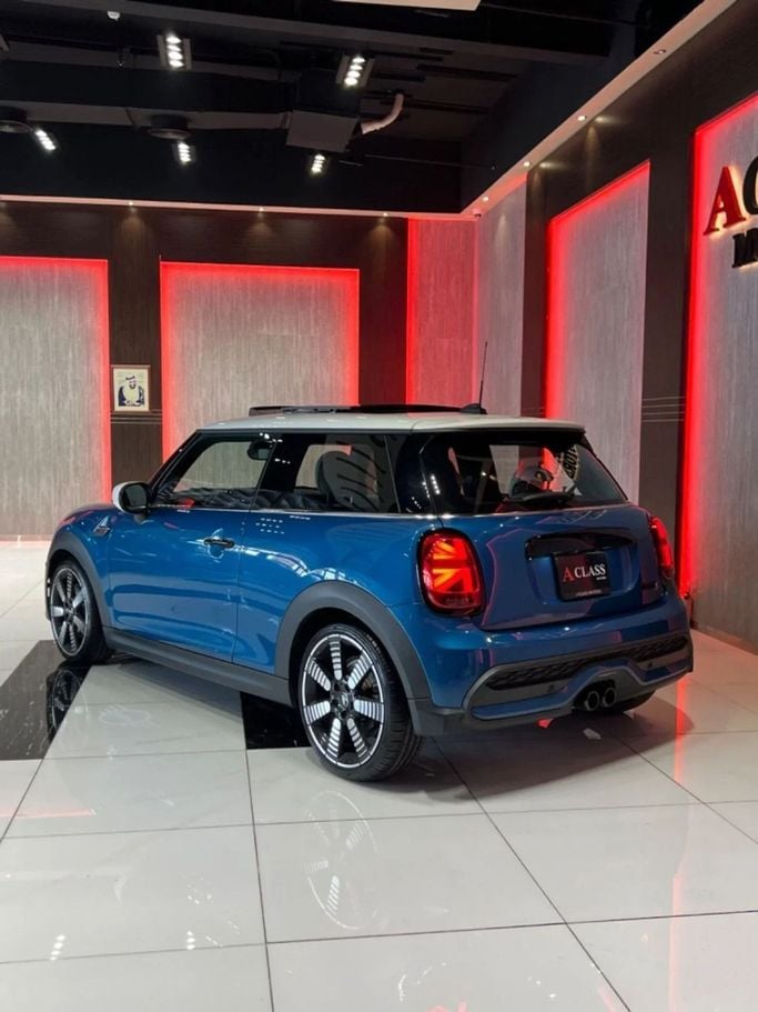 Подержанный MINI Hatch Cooper S III (F55/F56) Рестайлинг 2, 2.0 л, 2023 в Дубае от A Class Motors Синий цвет.  | AUTO.AE