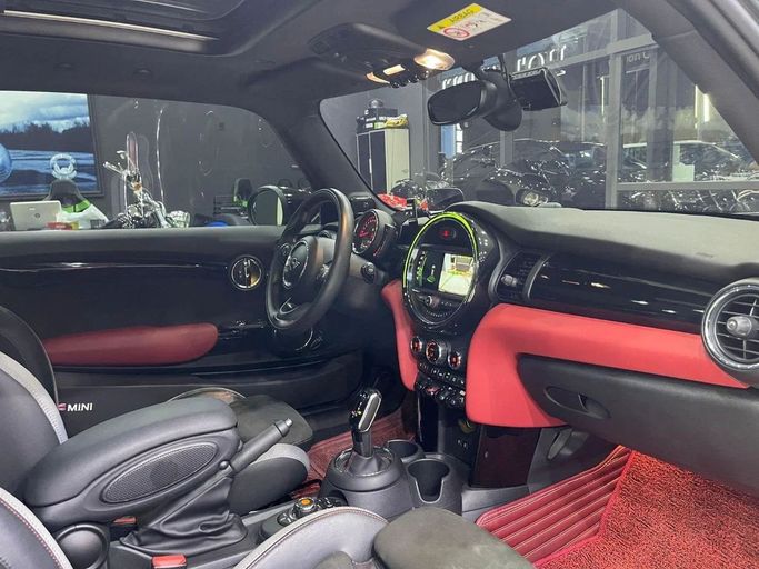 Подержанный MINI Hatch John Cooper Works III (F55/F56) Рестайлинг, 2.0 л, 2020 в Дубае от Carbon Cars Черный цвет. Корейская | AUTO.AE