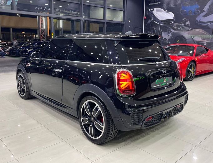 Подержанный MINI Hatch John Cooper Works III (F55/F56) Рестайлинг, 2.0 л, 2020 в Дубае от Carbon Cars Черный цвет. Корейская | AUTO.AE
