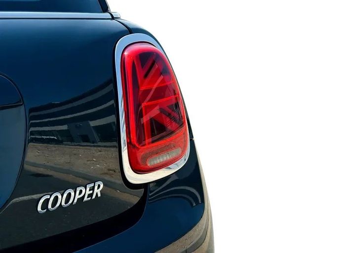 Подержанный MINI Hatch Cooper III (F55/F56) Рестайлинг 2, 1.5 л, 2023 в Дубае от Andaleeb Cars Черный цвет. Корейская | AUTO.AE