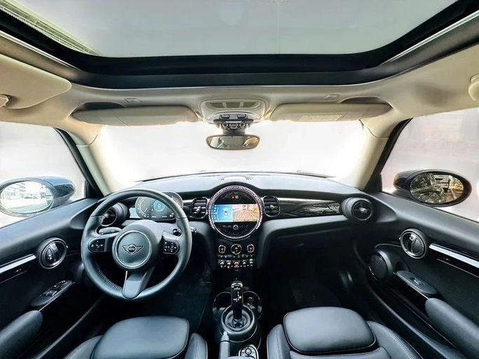 Подержанный MINI Hatch Cooper III (F55/F56) Рестайлинг 2, 1.5 л, 2023 в Дубае от Andaleeb Cars Черный цвет. Корейская | AUTO.AE