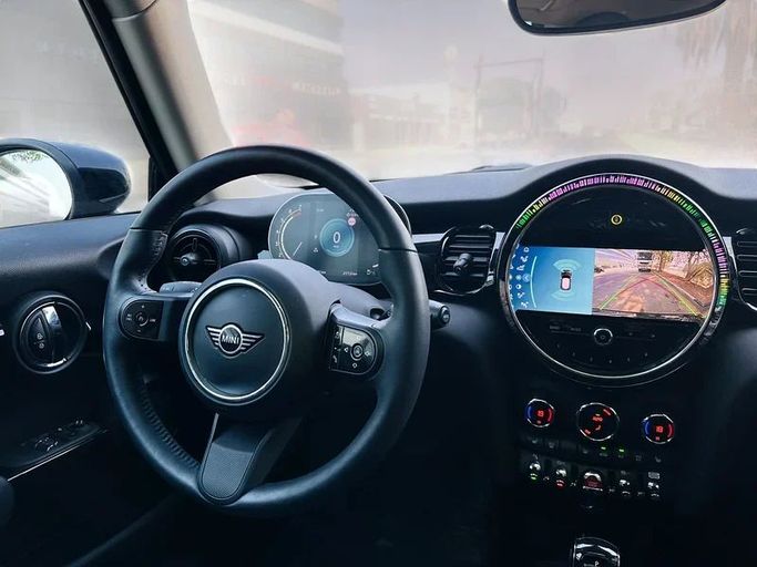 Подержанный MINI Hatch Cooper III (F55/F56) Рестайлинг 2, 1.5 л, 2023 в Дубае от Andaleeb Cars Черный цвет. Корейская | AUTO.AE