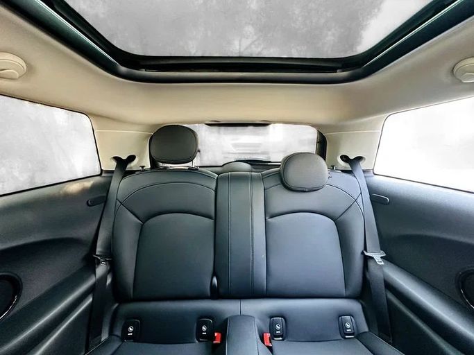 Подержанный MINI Hatch Cooper III (F55/F56) Рестайлинг 2, 1.5 л, 2023 в Дубае от Andaleeb Cars Черный цвет. Корейская | AUTO.AE