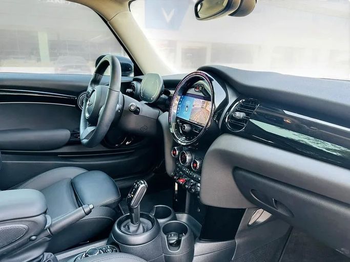 Подержанный MINI Hatch Cooper III (F55/F56) Рестайлинг 2, 1.5 л, 2023 в Дубае от Andaleeb Cars Черный цвет. Корейская | AUTO.AE