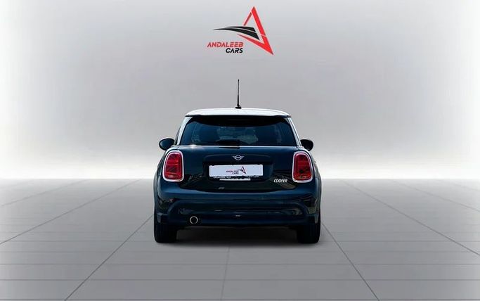 Подержанный MINI Hatch Cooper III (F55/F56) Рестайлинг 2, 1.5 л, 2023 в Дубае от Andaleeb Cars Черный цвет. Корейская | AUTO.AE