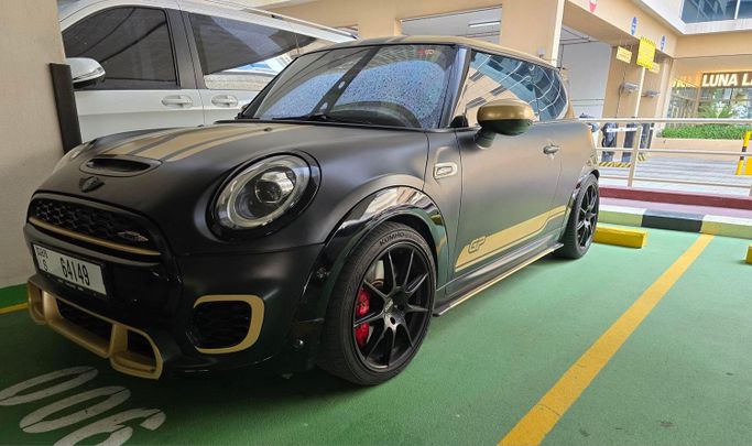Used MINI Hatch Cooper S III (F55/F56) Facelift, 2.0 l, 2020 in Dubai, Black color. GCC Specs | AUTO.AE