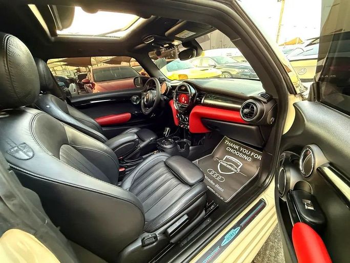 Подержанный MINI Hatch Cooper S III (F55/F56) Рестайлинг, 2.0 л, 2020 в Дубае от Al Qemah Used Cars Бежевый цвет. GCC | AUTO.AE