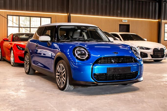 مستعملة ⁦MINI Hatch C IV (F65/F66/J01)، 1.5 l، 2025⁩ في في الإمارات, دبي من VERONA MOTORS، اللون أزرق. المواصفات الكورية | AUTO.AE | إعلان #287400