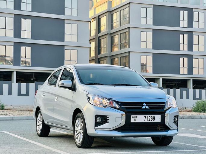 Mitsubishi Attrage I Рестайлинг, 2024 седан  класса в Дубае от ALMAKAN RENT A CAR серебристый цвет | AUTO.AE