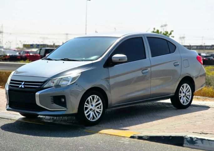 مستعملة Mitsubishi Attrage أنا شد الوجه, 1.2 l, 2022 في في دبي من Gulzar Motors FZE، اللون رمادي. مواصفات الخليج | AUTO.AE