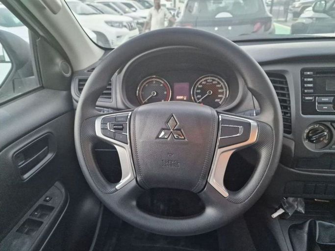 Новый Mitsubishi L200 V Рестайлинг, 2.4 л, 2023 в Дубае от Mohamed Hakim Motors Черный цвет. GCC | AUTO.AE
