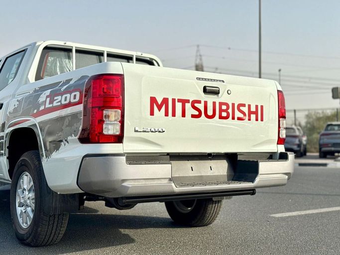 Новый Mitsubishi L200 VI, 2.4 л, 2025 в Дубае от Mohamed Hakim Motors Белый цвет. GCC | AUTO.AE
