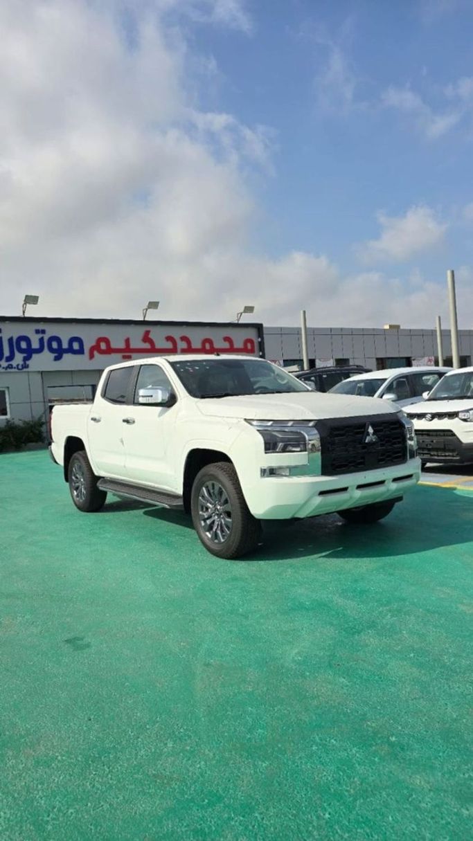 Новый Mitsubishi L200 V Рестайлинг, 2.4 л, 2024 в Дубае от Mohamed Hakim Motors Белый цвет. Other | AUTO.AE