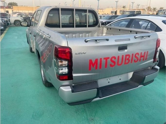 Новый Mitsubishi L200 V Рестайлинг, 2.4 л, 2023 в Дубае от Mohamed Hakim Motors Серебристый цвет. GCC | AUTO.AE