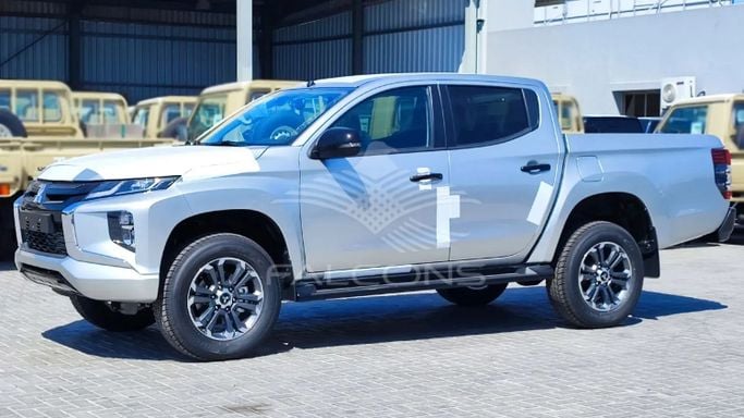 Новый Mitsubishi L200 V Рестайлинг, 2.4 л, 2023 в Дубае от Falcons GT Motors FZCO Серебристый цвет.  | AUTO.AE
