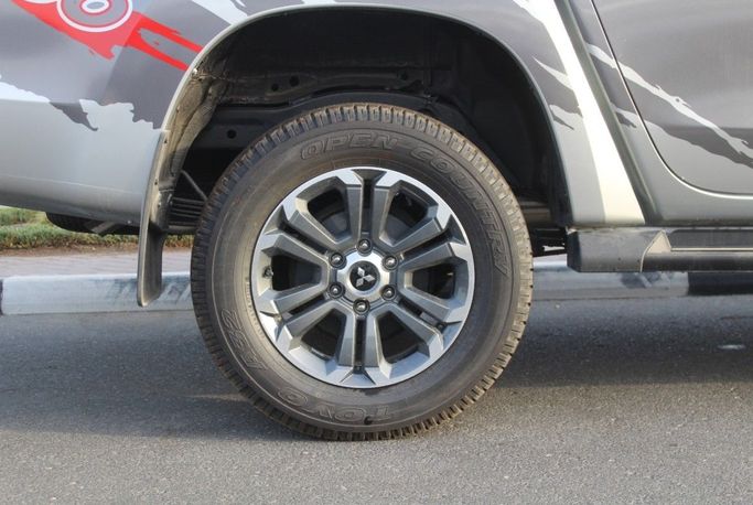 Новый Mitsubishi L200 V Рестайлинг, 2.4 л, 2023 в Дубае от Titanum Cars Серебристый цвет. Other | AUTO.AE