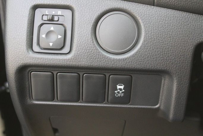 Новый Mitsubishi L200 V Рестайлинг, 2.4 л, 2023 в Дубае от Titanum Cars Черный цвет. Other | AUTO.AE