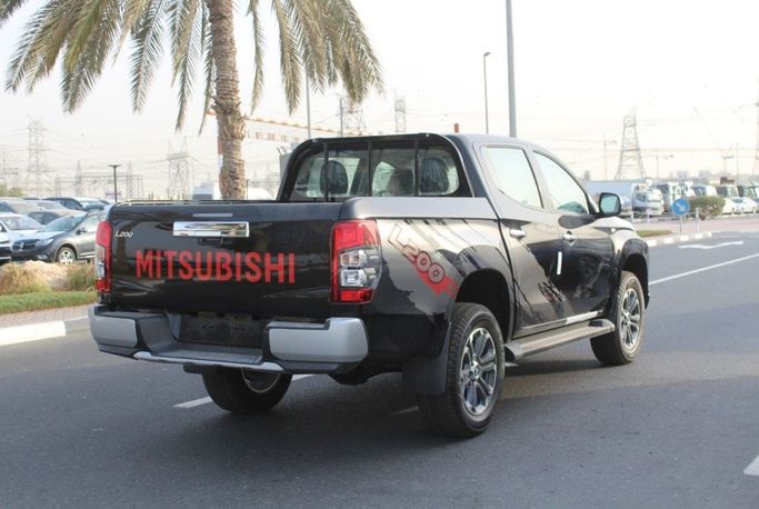 Новый Mitsubishi L200 V Рестайлинг, 2.4 л, 2023 в Дубае от Titanum Cars Черный цвет. Other | AUTO.AE