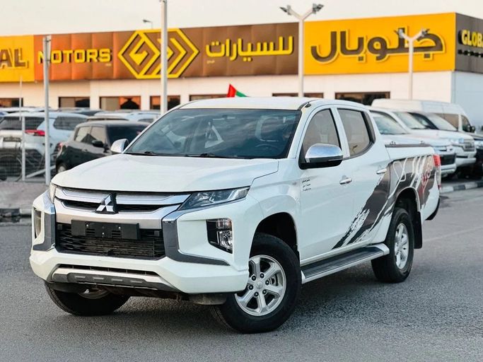Подержанный Mitsubishi L200 V Рестайлинг, 2.4 л, 2022 в Дубае от Global Motors Белый цвет. GCC | AUTO.AE