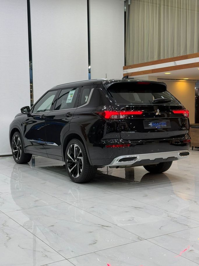 New Mitsubishi Outlander IV Facelift, 2.4 l, 2025 in Dubai by 4 Matic Motors, Black color. GCC Specs | AUTO.AE