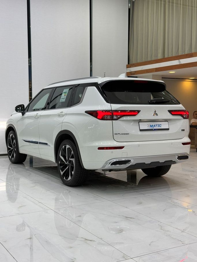 New Mitsubishi Outlander IV Facelift, 2.4 l, 2025 in Dubai by 4 Matic Motors, White color. GCC Specs | AUTO.AE