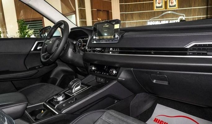 Новый Mitsubishi Outlander IV, 2.5 л, 2025 в Дубае от High Line Auto Белый цвет. GCC | AUTO.AE