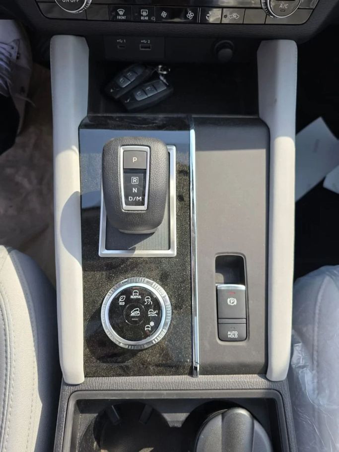 Новый Mitsubishi Outlander IV Рестайлинг, 2.4 л, 2025 в Дубае от Mohamed Hakim Motors Белый цвет. Other | AUTO.AE