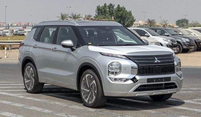 جديدة Mitsubishi Outlander رابعاً, 2.5 l, 2025 في في دبي من NEW AUTO FZCO، اللون فضي. مواصفات الخليج | AUTO.AE