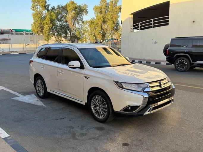 Подержанный Mitsubishi Outlander PHEV III Рестайлинг 3, 2.4 л, 2021 в Дубае от Shamshad Motors FZCO Белый цвет. Канадская | AUTO.AE