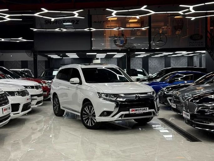 Подержанный Mitsubishi Outlander III Рестайлинг 3, 2.4 л, 2022 в Дубае от SM MOTORZ Белый цвет. Китайская | AUTO.AE