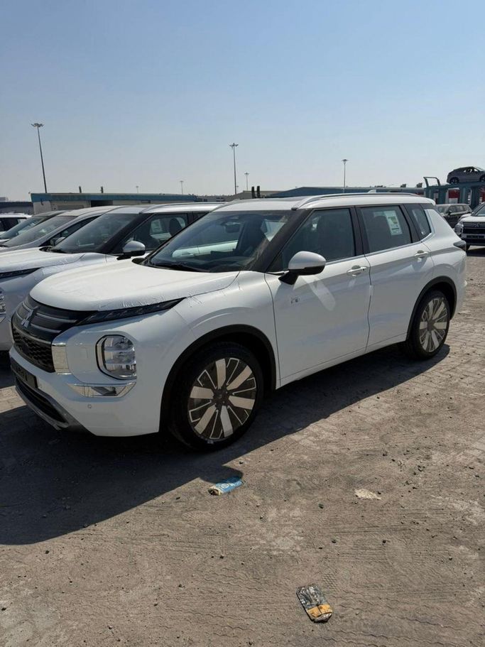 جديدة Mitsubishi Outlander رابعاً, 2.5 l, 2026 في في دبي من World Center Motors FZE، اللون أبيض. مواصفات الخليج | AUTO.AE | إعلان #267640