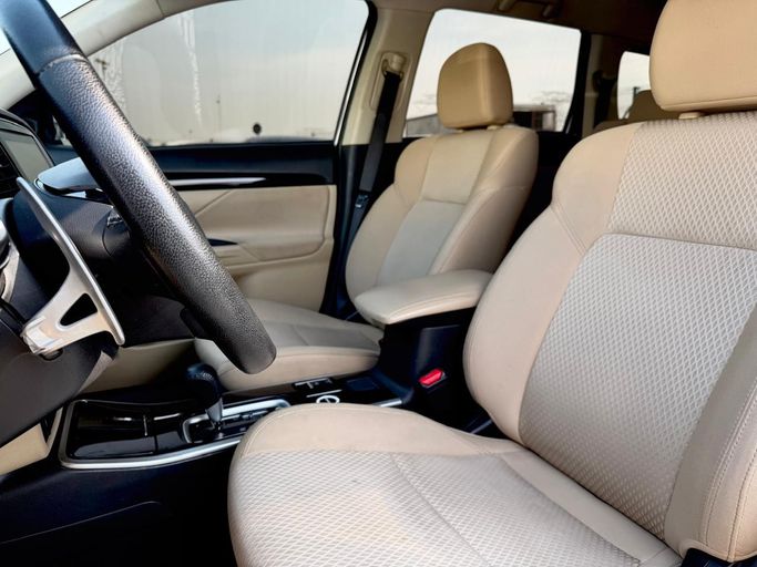 مستعملة Mitsubishi Outlander ثالثاً فيس ليفت 3، 3.0 لتر، 2023 في الإمارات، دبي من HIGHLAND CARZ، اللون فضي. مواصفات الخليج | AUTO.AE | إعلان #296020 — صورة 13 من 17