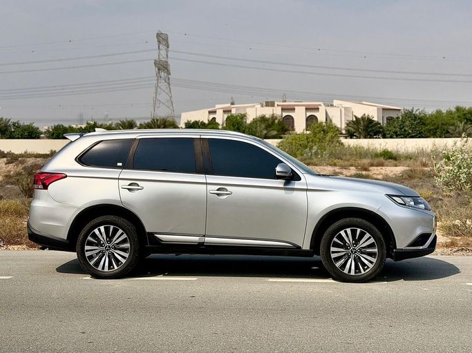 مستعملة Mitsubishi Outlander ثالثاً فيس ليفت 3، 3.0 لتر، 2023 في الإمارات، دبي من HIGHLAND CARZ، اللون فضي. مواصفات الخليج | AUTO.AE | إعلان #296020 — صورة 17 من 17