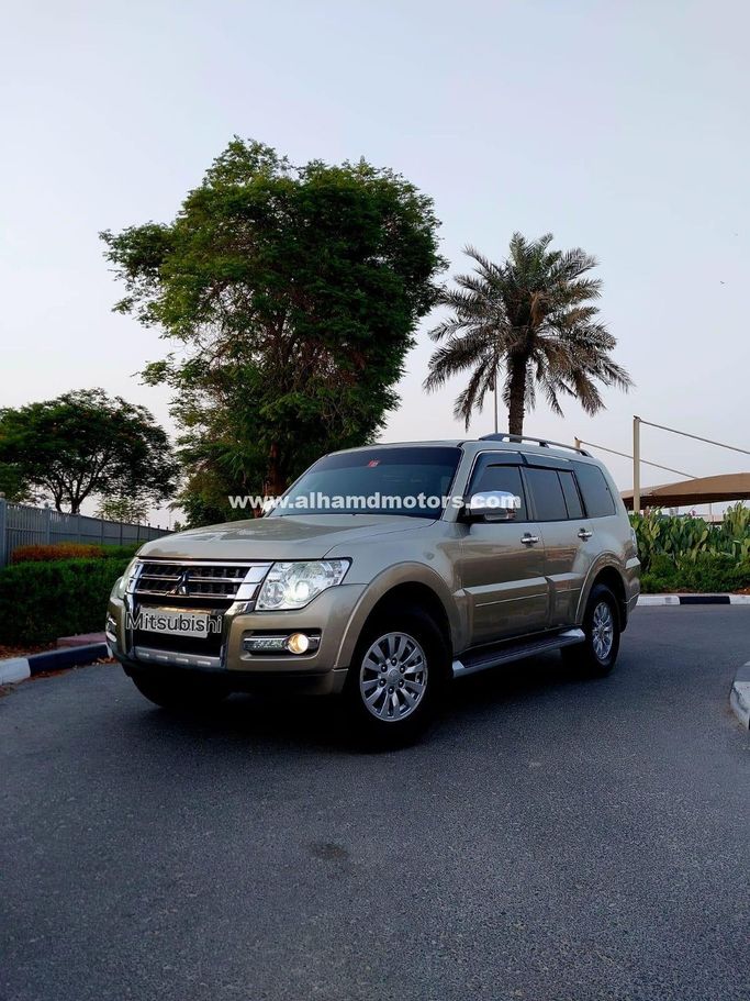 Подержанный Mitsubishi Pajero IV Рестайлинг 2, 3.5 л, 2015 в Дубае от Alhamd Motors Золотистый цвет. GCC | AUTO.AE