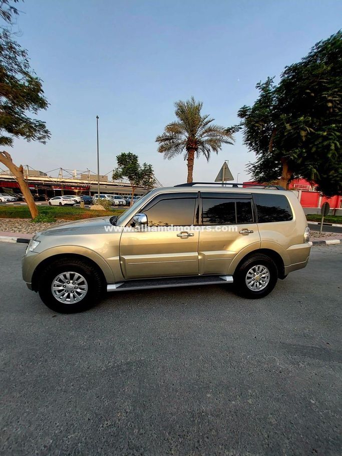 Подержанный Mitsubishi Pajero IV Рестайлинг 2, 3.5 л, 2015 в Дубае от Alhamd Motors Золотистый цвет. GCC | AUTO.AE