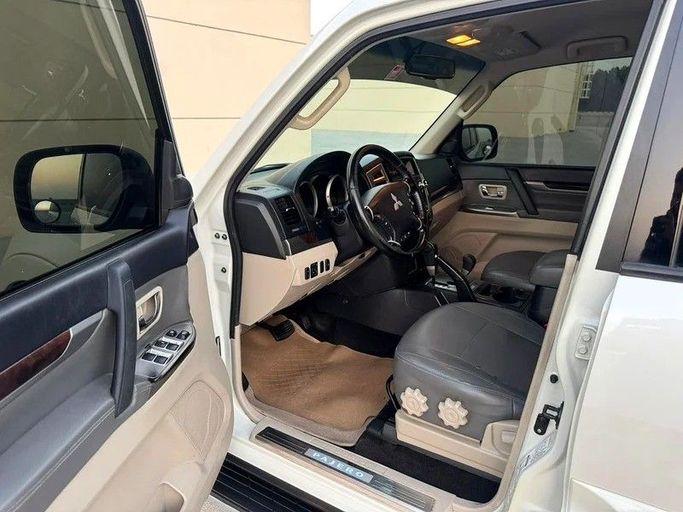 Подержанный Mitsubishi Pajero IV Рестайлинг 2, 3.0 л, 2017 в Дубае от Abdo Al Muthanna Used Cars Белый цвет. GCC | AUTO.AE