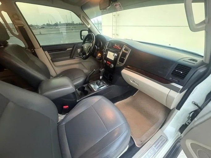 Подержанный Mitsubishi Pajero IV Рестайлинг 2, 3.0 л, 2017 в Дубае от Abdo Al Muthanna Used Cars Белый цвет. GCC | AUTO.AE