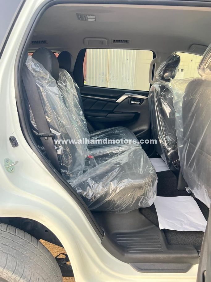 Подержанный Mitsubishi Pajero Sport III, 2.4 л, 2018 в Дубае от Alhamd Motors Белый цвет. Other | AUTO.AE