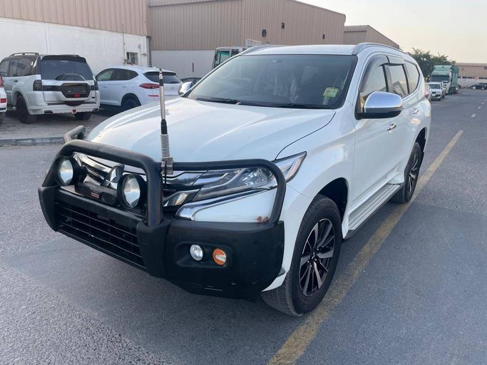 Подержанный Mitsubishi Pajero Sport III, 2.4 л, 2017 в Дубае от Alhamd Motors Белый цвет. Other | AUTO.AE